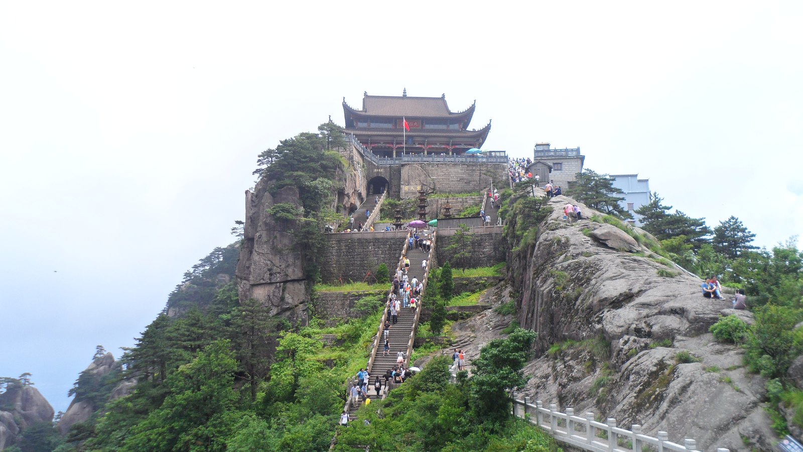 九華山の山中にたたずむ仏教寺院